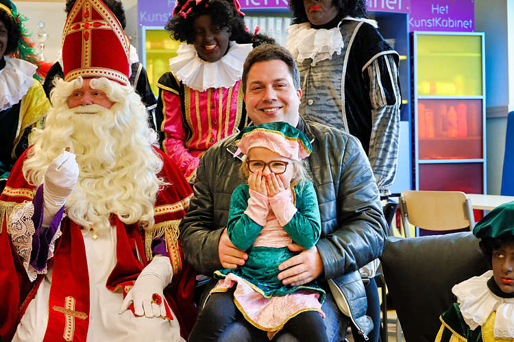 Aankomst van de Sint en zijn Zwarte Pieten in Waarder_093